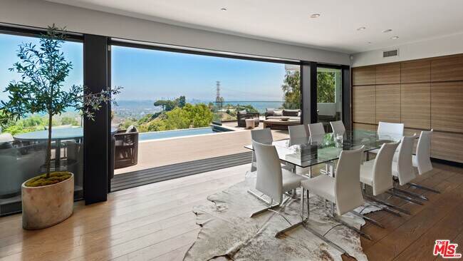 Building Photo - 2826 Las Alturas St