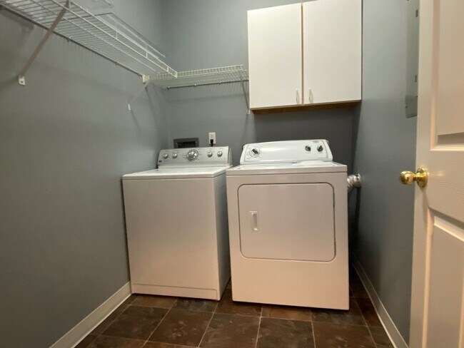 Building Photo - Spacious and turn key ready 2 bedroom apartment close to downtown. 2 parking spots and additional...