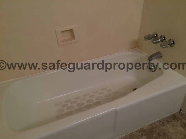 Building Photo - Spacious 3 Bedroom Townhome