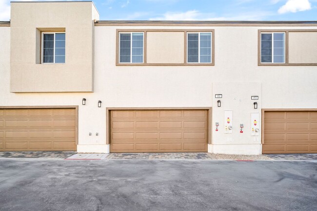 Building Photo - Modern Living in Cadence | Stylish Townhome with Open Concept & Community Amenities!