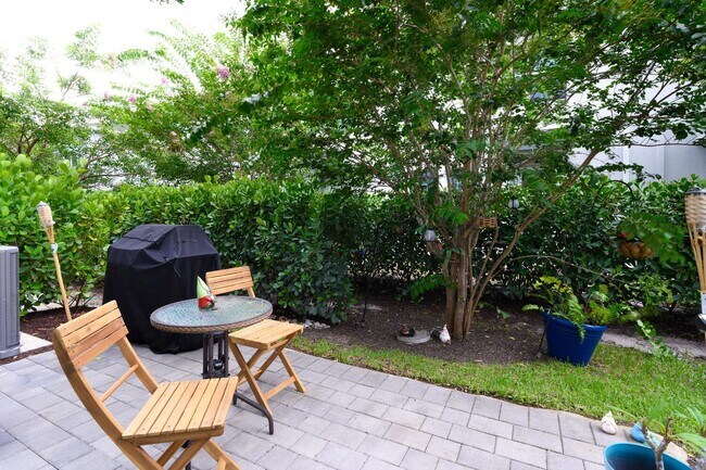 Building Photo - 1832 SE Roxy Way