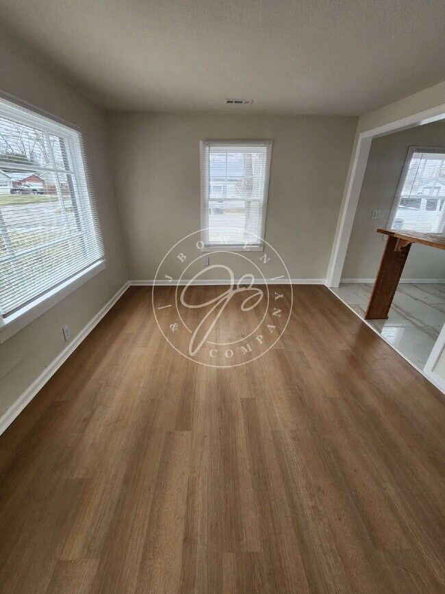 Building Photo - "Charming 2-Bedroom Retreat on Birkdale Road with Cozy 700 sq ft Layout in Toledo!"