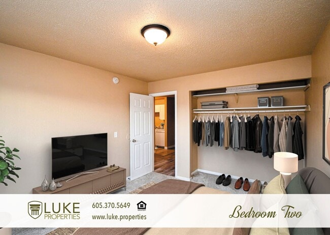 Building Photo - 405 S Sycamore Ave