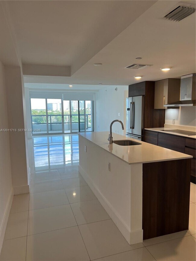 Building Photo - 9261 E Bay Harbor Dr