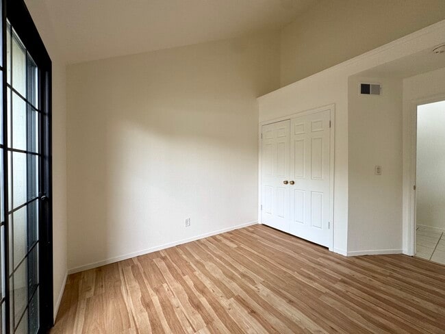 Building Photo - 983 E Foxhill Dr