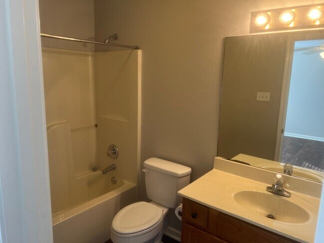 Building Photo - 3 Bed 2 Bath Home