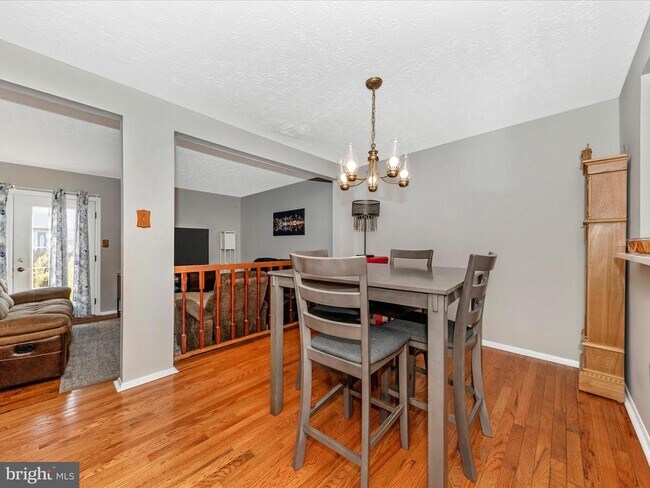 Building Photo - 12461 Quail Woods Dr