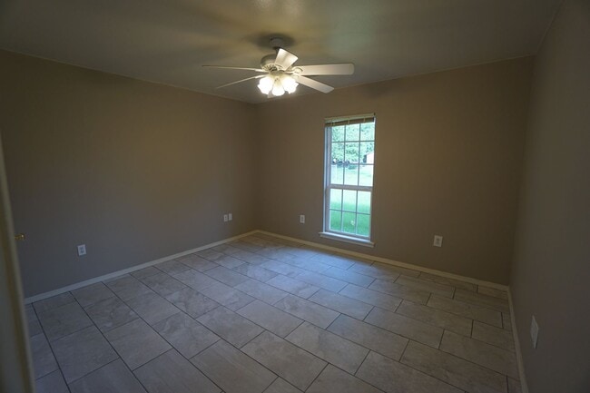 Building Photo - 3 Bed 2 Bath Total Electric House