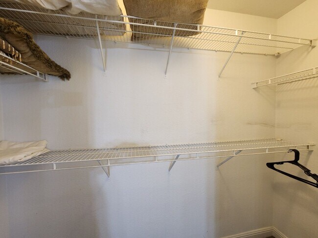 Building Photo - Gated 2 Bedroom Condo - Furnished