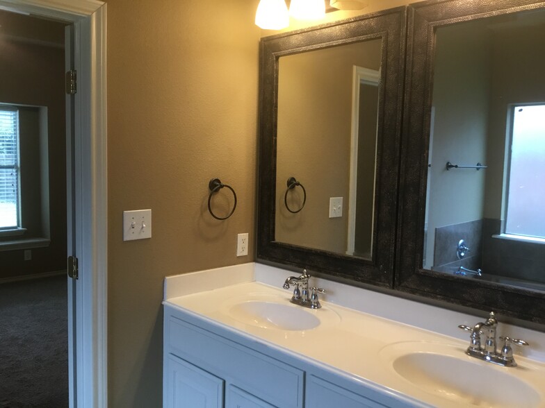 Building Photo - 502 Spring Dr