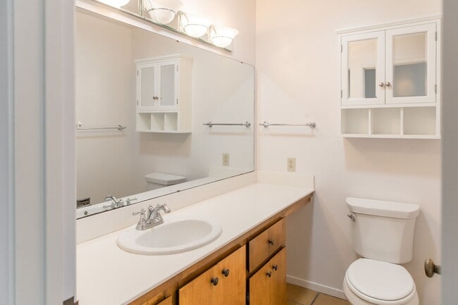 Building Photo - 2 Bedroom 2 Bath Condo in Pacific Grove