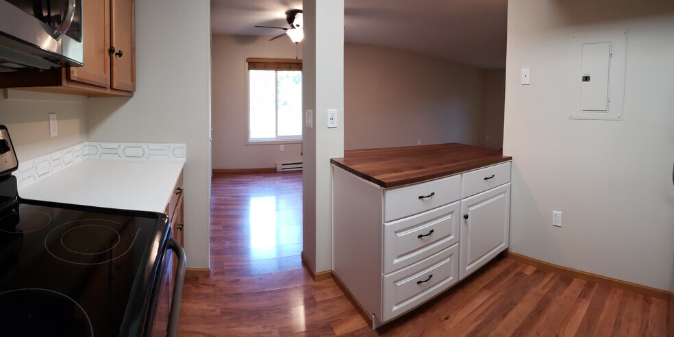 Building Photo - 720 W Village Rd