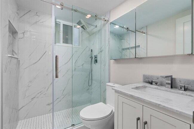 Building Photo - 2400 NE 9th St