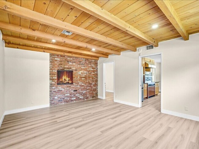 Building Photo - Welcome to this charming 3-bedroom, 2-bath...