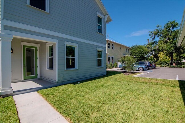 Building Photo - 402 E Oak Ave