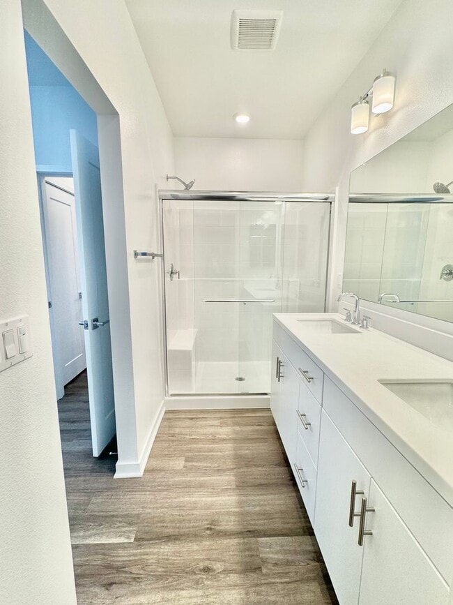 Building Photo - Modern 3B/3B Townhome in Covina