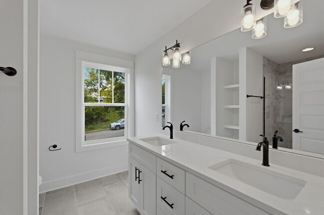 Building Photo - Spacious 5-Bedroom with Fenced Yard & Modern Amenities