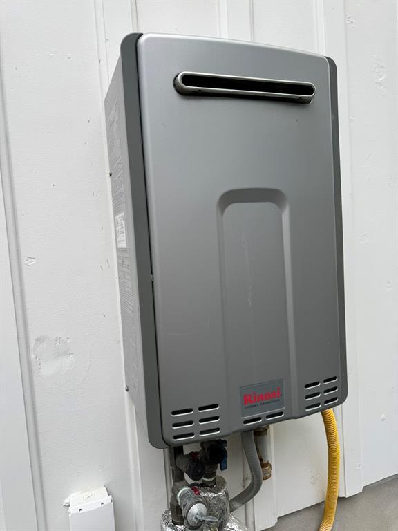 Building Photo - 2004 Rosewood Ave