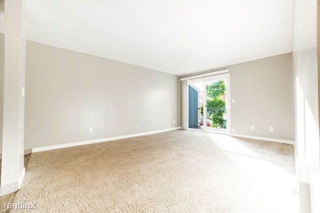 Building Photo - 3 br, 1 bath Apartment - 3660 SW 117th Ave