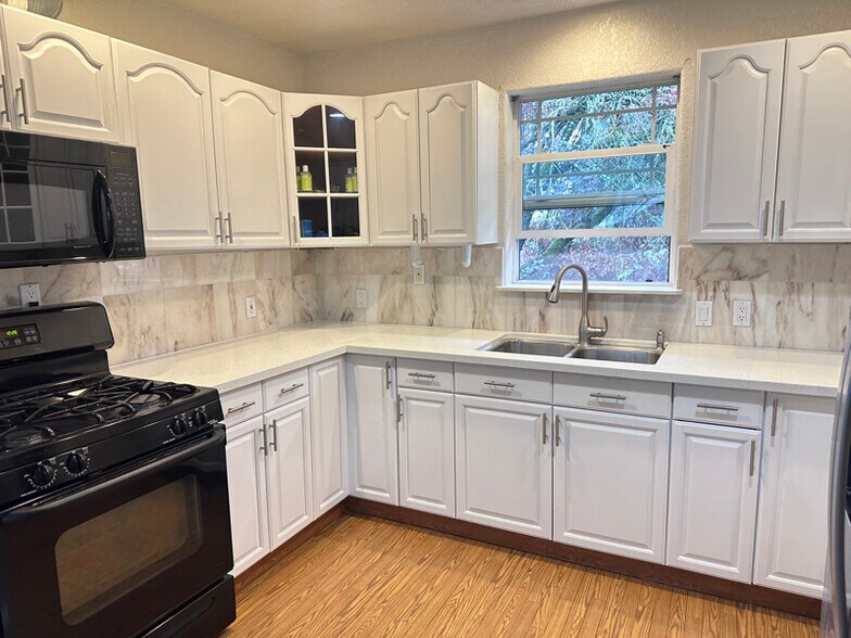 Building Photo - 3100 SE 122nd Ave