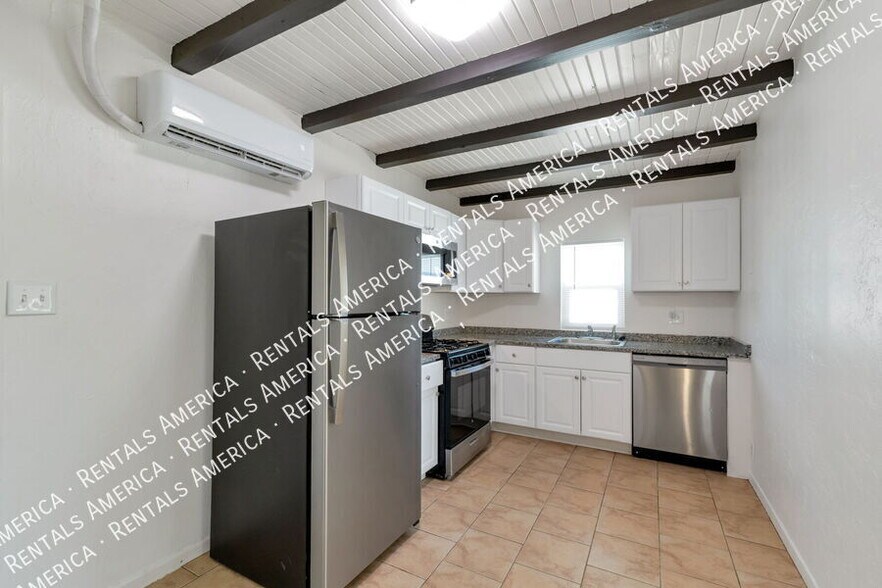 Building Photo - 3050 N Sparkman Blvd