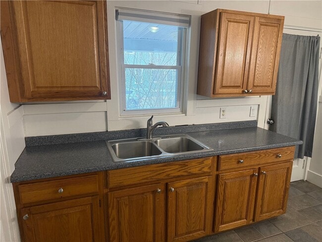 Building Photo - 355 Caroline St