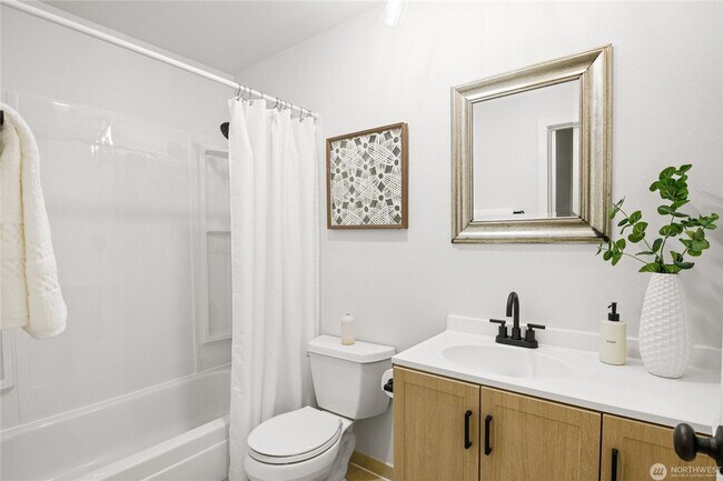 Building Photo - Spacious 2-Bedroom Ground Floor Condo with Private Yard in Kirkland