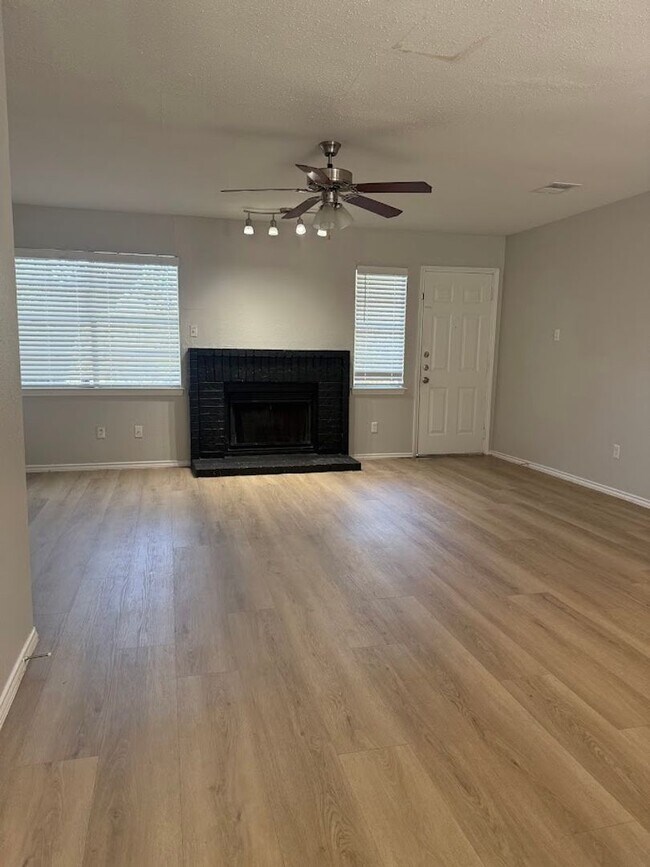 Building Photo - River Crossing 2 Bed 2 1/2 Bath - 2 Story Townhome