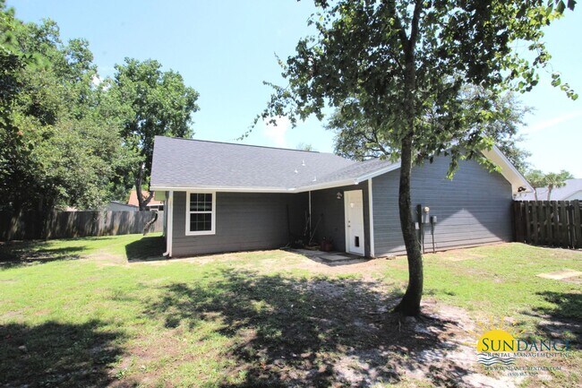 Building Photo - Charming 3-Bedroom Home in Prime Navarre L...
