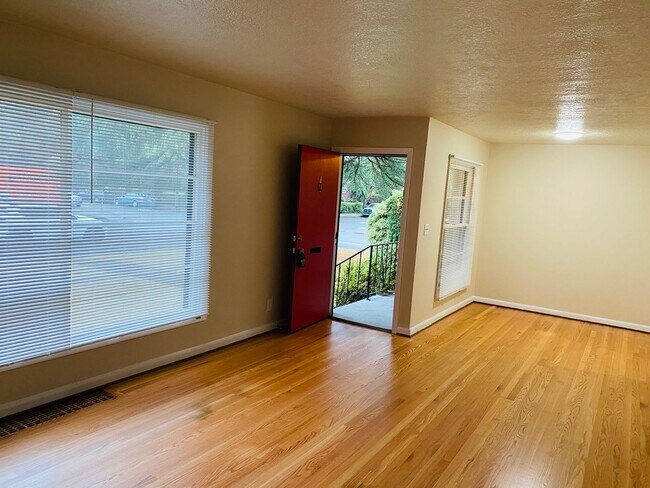 Building Photo - Inner SE Cool and Comfort