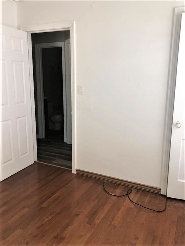 Building Photo - Cute Cozy: Completely Updated must see to ...