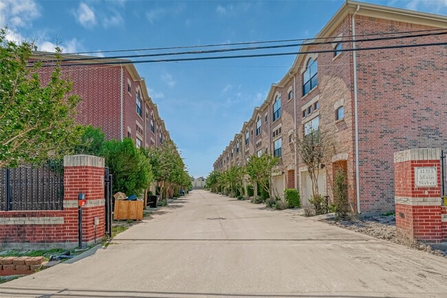 Building Photo - 11315 S Main St