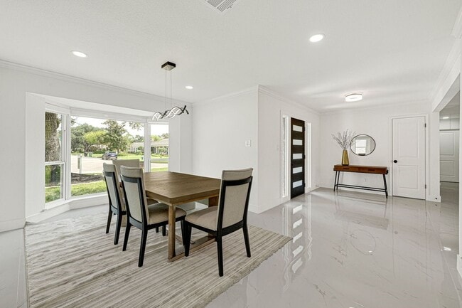 Building Photo - 2415 Moss Hill Dr