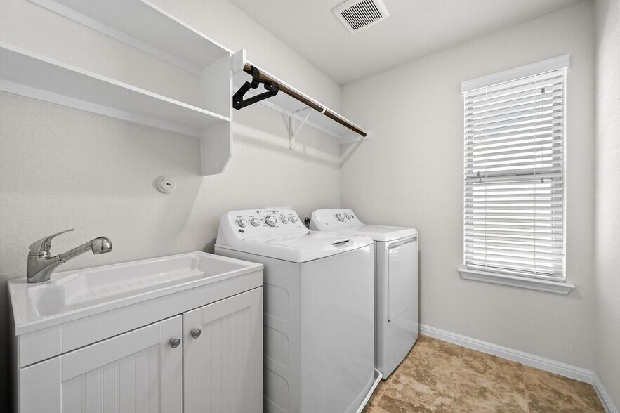 Building Photo - 127 Iron Rail Rd