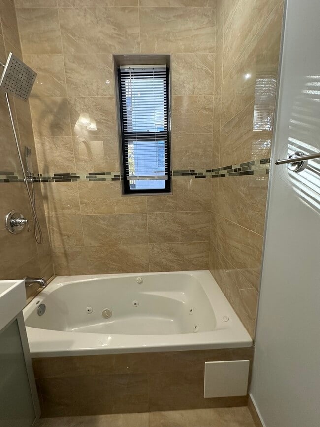 Building Photo - 1949 W Grace St