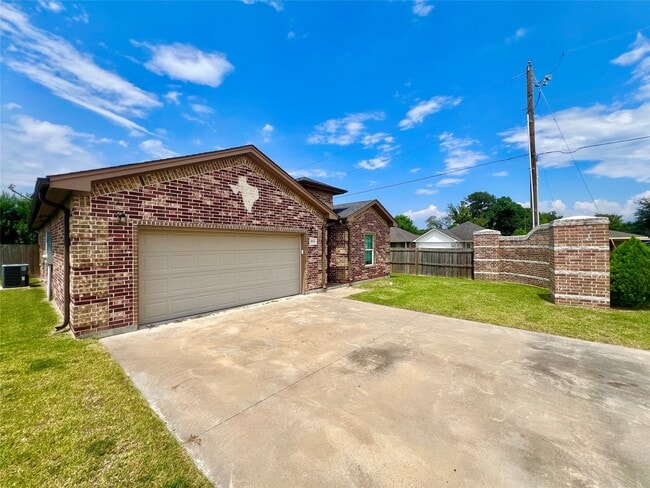 Building Photo - 2875 Amber Ave