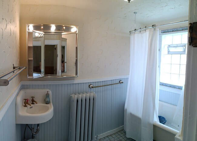 Building Photo - 2009 2nd St NE