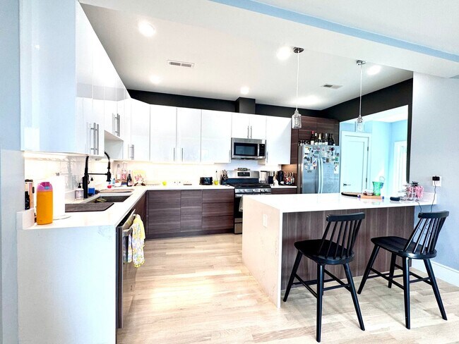 Building Photo - BROOKLINE 3 BED/2 BATH WITH CENTRAL AIR & IN-UNIT LAUNDRY!