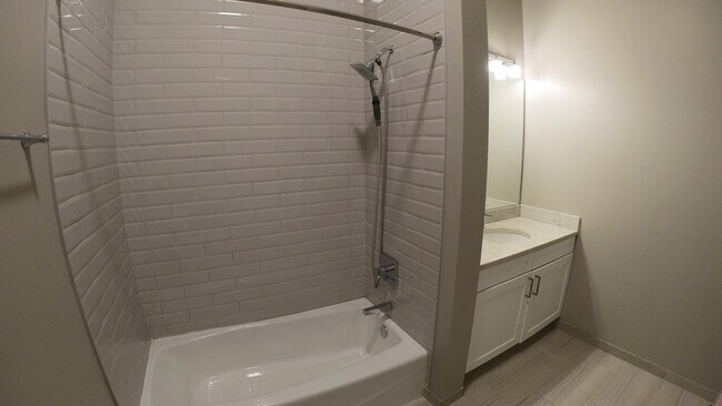 Building Photo - 2050 N Clark St