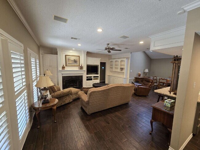 Building Photo - "Discover Spacious Comfort: 3-Bed, 2-Bath Gem on 77th Street (furnished)| Kingsgate