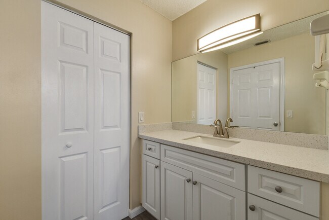 Building Photo - BEAUTIFUL THREE BEDROOM TOWNHOME WITH GARAGE(AVAILABE NOVEMBER)