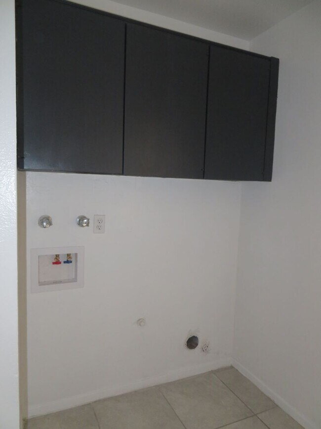 Building Photo - 3 Bedrooms 1 Bath Apartment FOR RENT