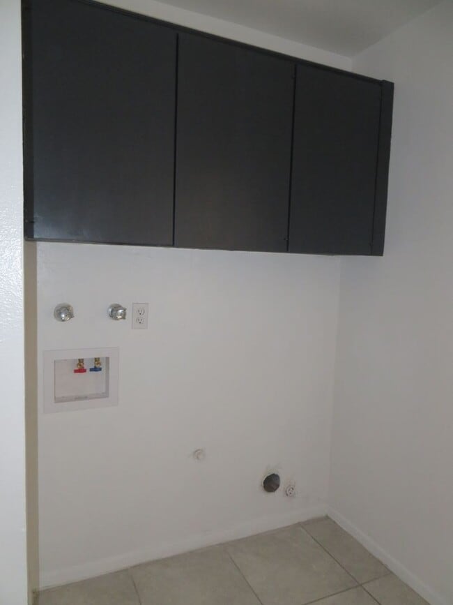 Building Photo - Clean 3 Bedroom 2 Bath Home For Rent