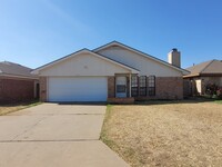 Building Photo - 3 bed 2 bath and 2 car garage!