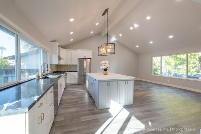 Building Photo - Spacious custom 4 bedroom home with pool and 2 car garage!