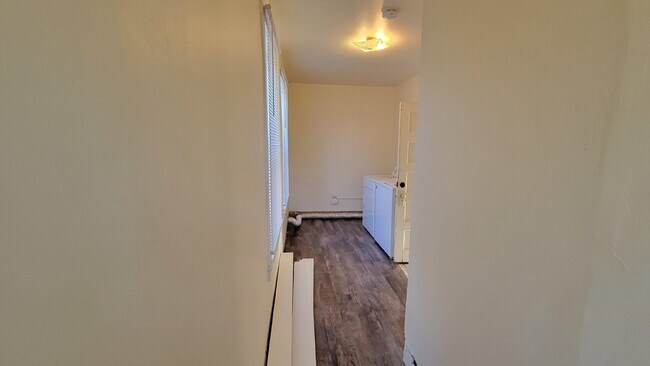 Building Photo - Great 1 bed 1 bath lower level unit in Duplex!