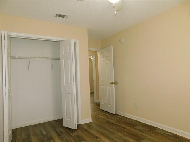 Building Photo - 13 Vista Ct