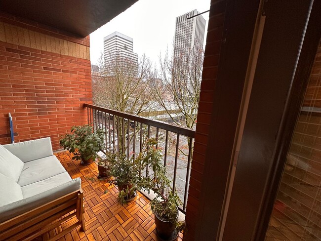 Building Photo - Beautiful Furnished Condo In Portland!!