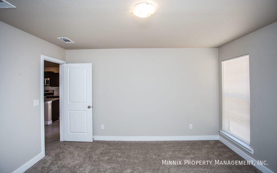 Building Photo - 10408 Winfield Ave