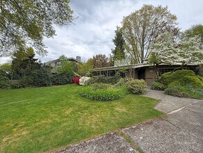 Building Photo - 6BR Classic Mid-Century Medina Home! Yard Service Included!